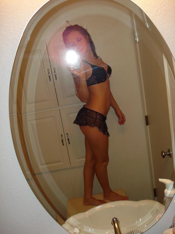 16P Photos of a naked sexy girl posing in her flat