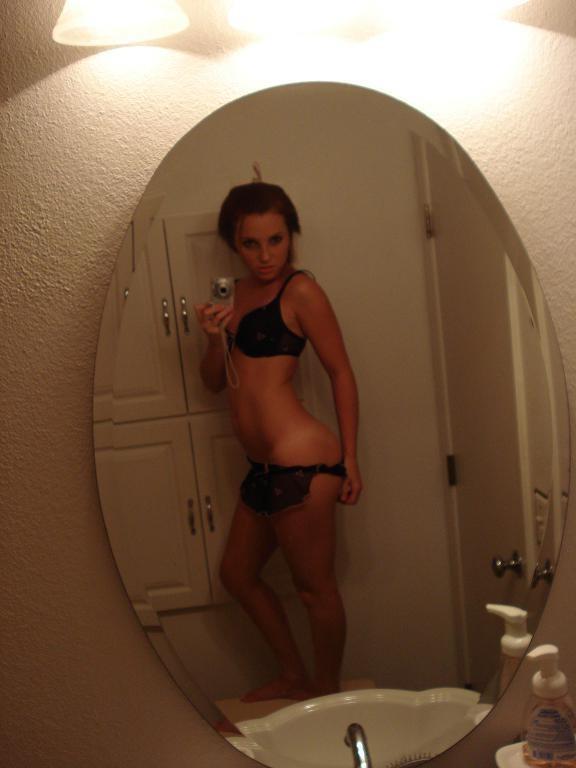 16P Photos of a naked sexy girl posing in her flat