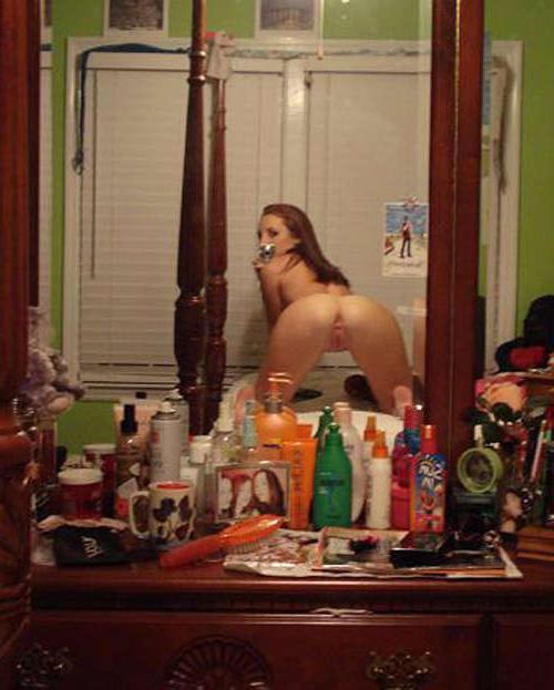 16P Photos of a naked sexy girl posing in her flat
