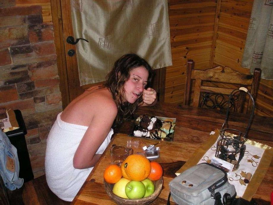 18P Photos of an amateur couple fucking in their cabin|http://galleries2.amakings.co