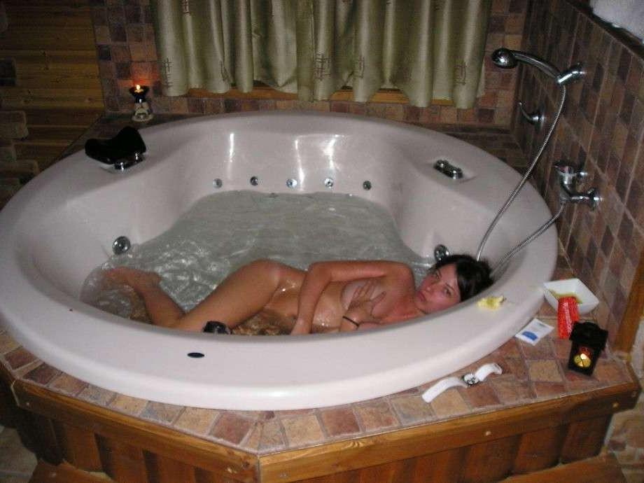 18P Photos of an amateur couple fucking in their cabin|http://galleries2.amakings.co