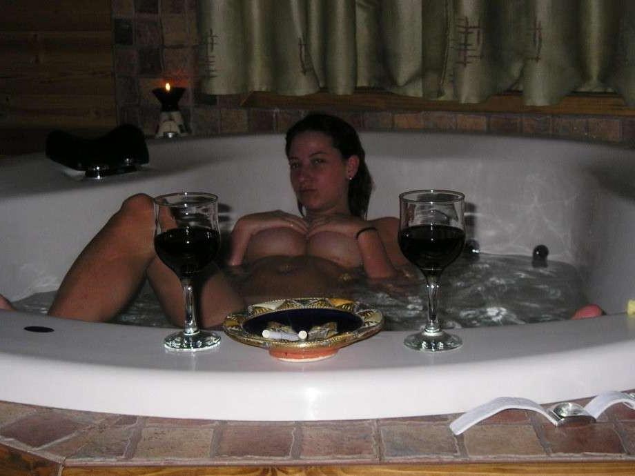 18P Photos of an amateur couple fucking in their cabin|http://galleries2.amakings.co