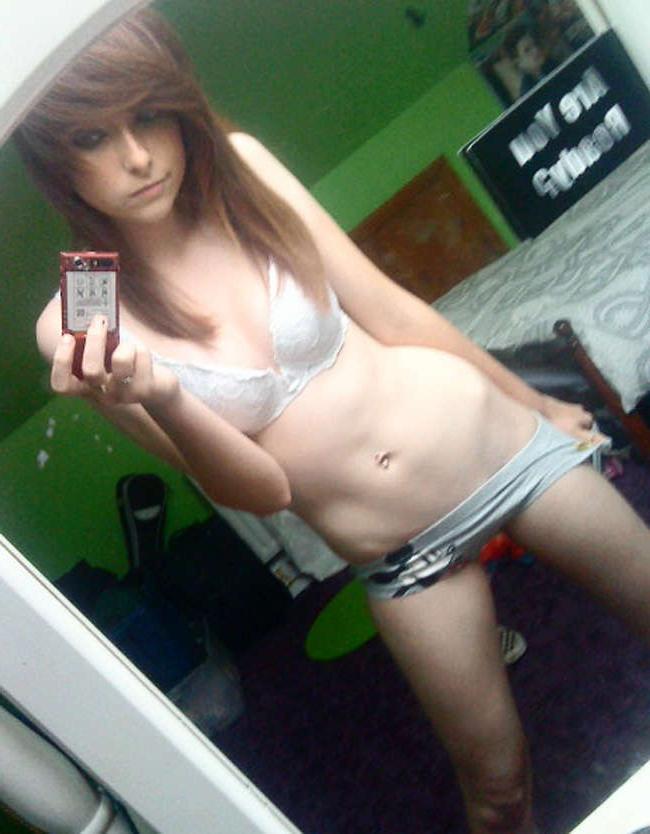 18P Pictures of a tattooed hottie self-shooting at home