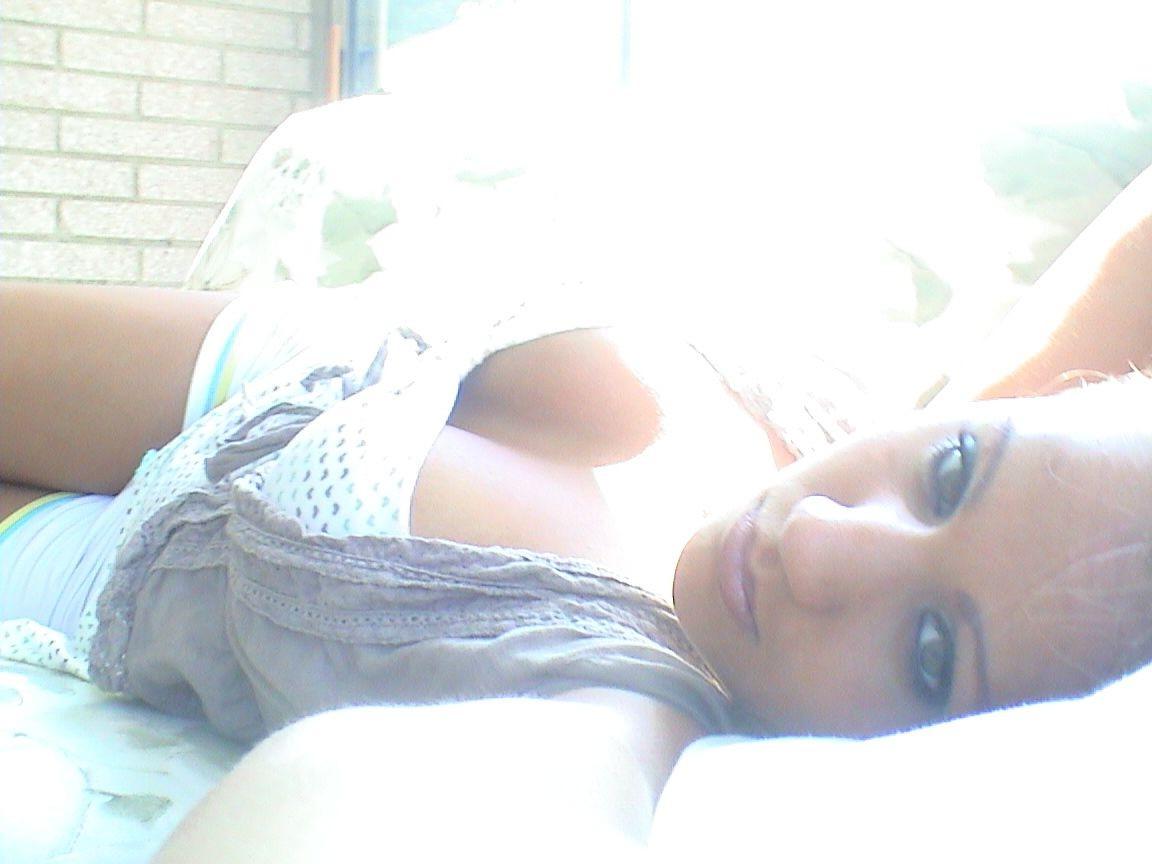 15P Sexy amateur chick with nice boobs selfpics
