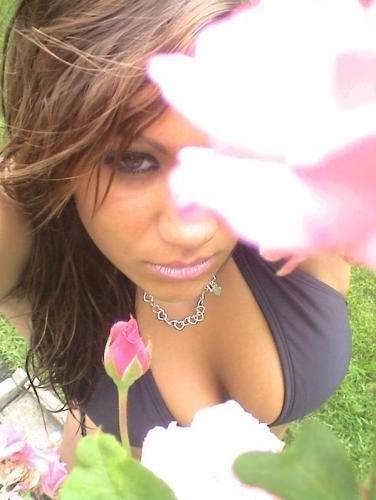 15P Sexy amateur chick with nice boobs selfpics