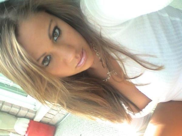 15P Sexy amateur chick with nice boobs selfpics