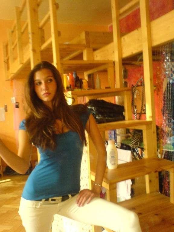 16P Pictures of a college hottie who got naughty and naked