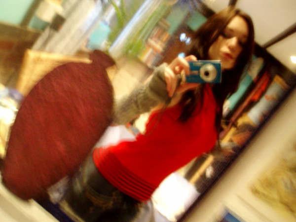 16P Collection of photos of a self-shooting pretty brunette