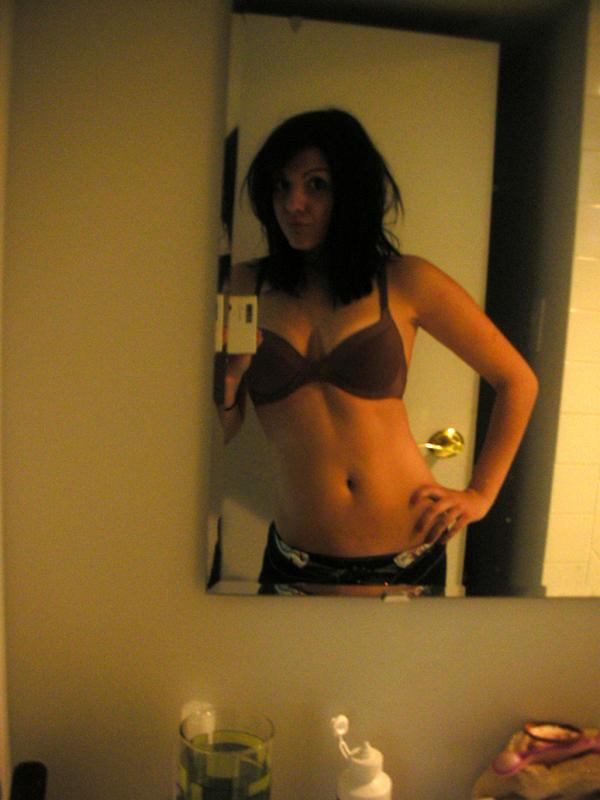16P Photos of a gorgeous amateur camwhoring chick