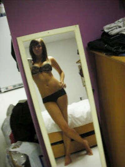 16P Photos of a gorgeous amateur camwhoring chick