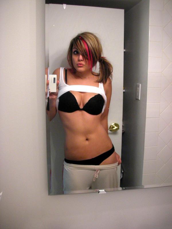 16P Photos of a gorgeous amateur camwhoring chick