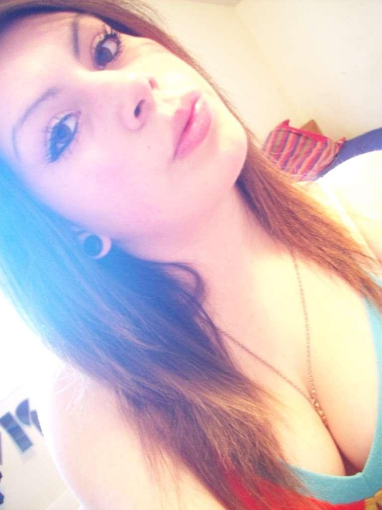 16P A pretty busty babe's selfpics
