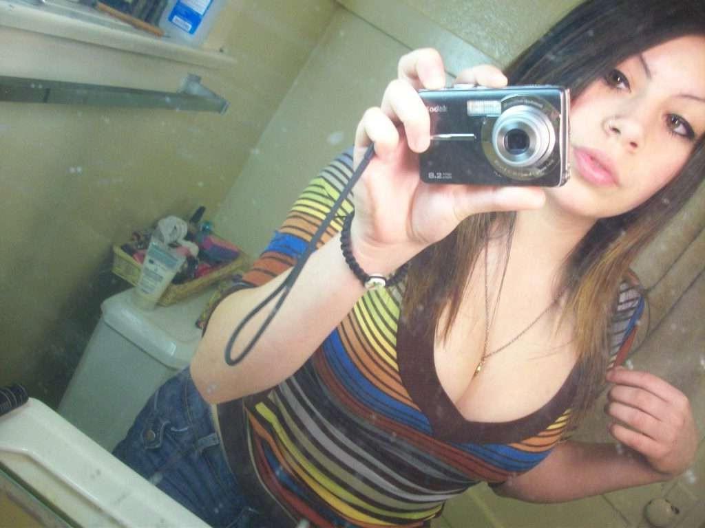 16P A pretty busty babe's selfpics