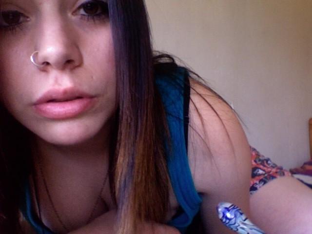 16P A pretty busty babe's selfpics