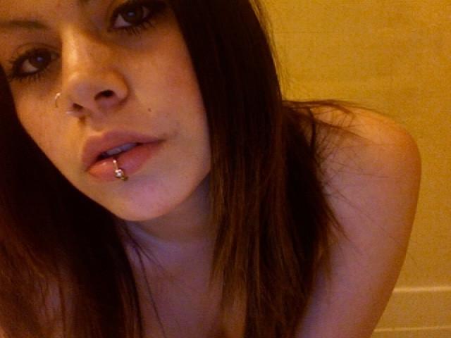 16P A pretty busty babe's selfpics