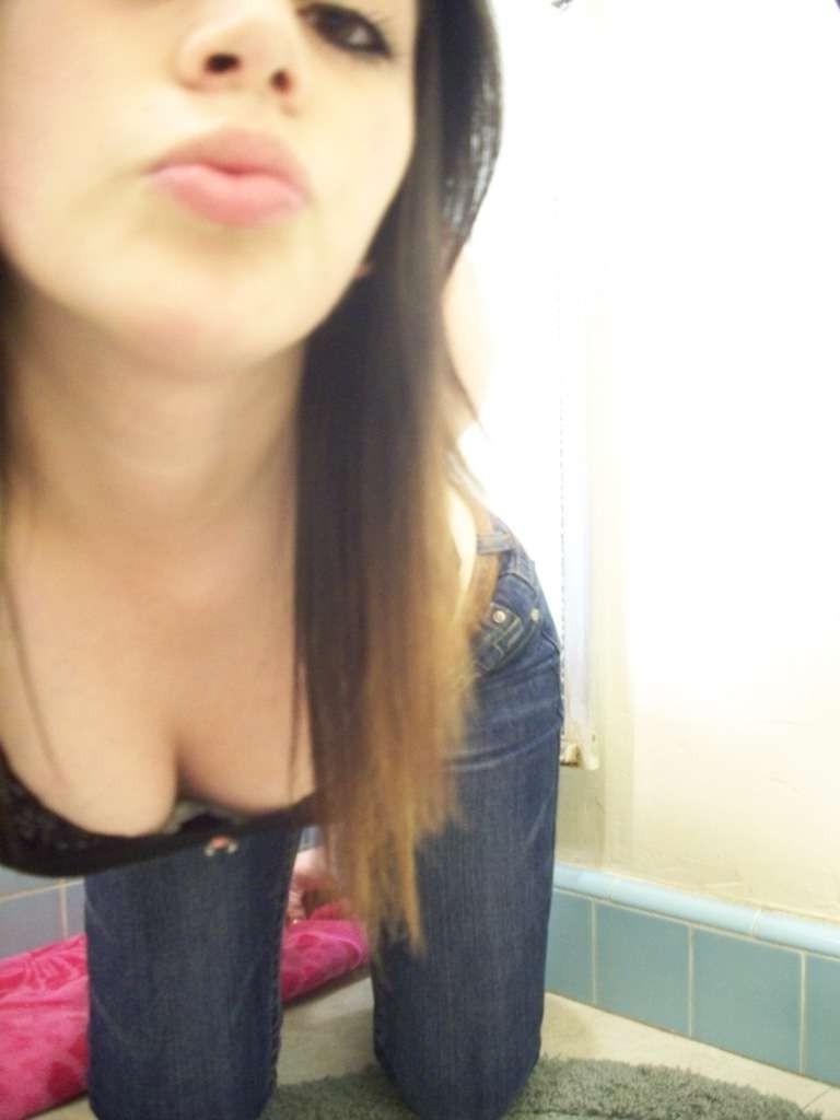 16P A pretty busty babe's selfpics