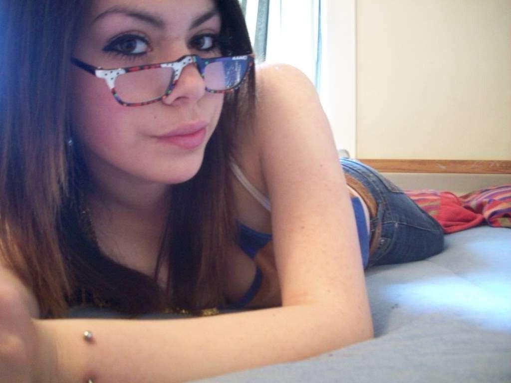 16P A pretty busty babe's selfpics