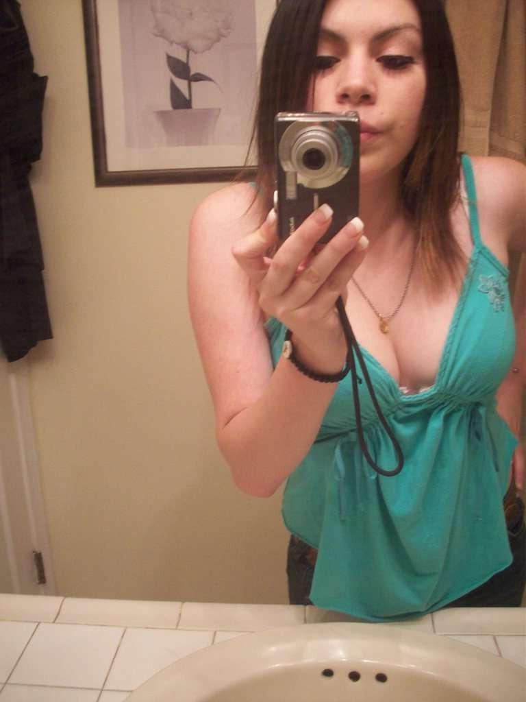 16P A pretty busty babe's selfpics