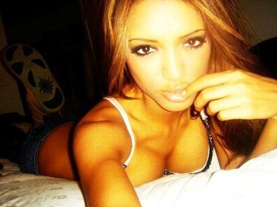 18P Wild chicks self-shoots in their bedrooms