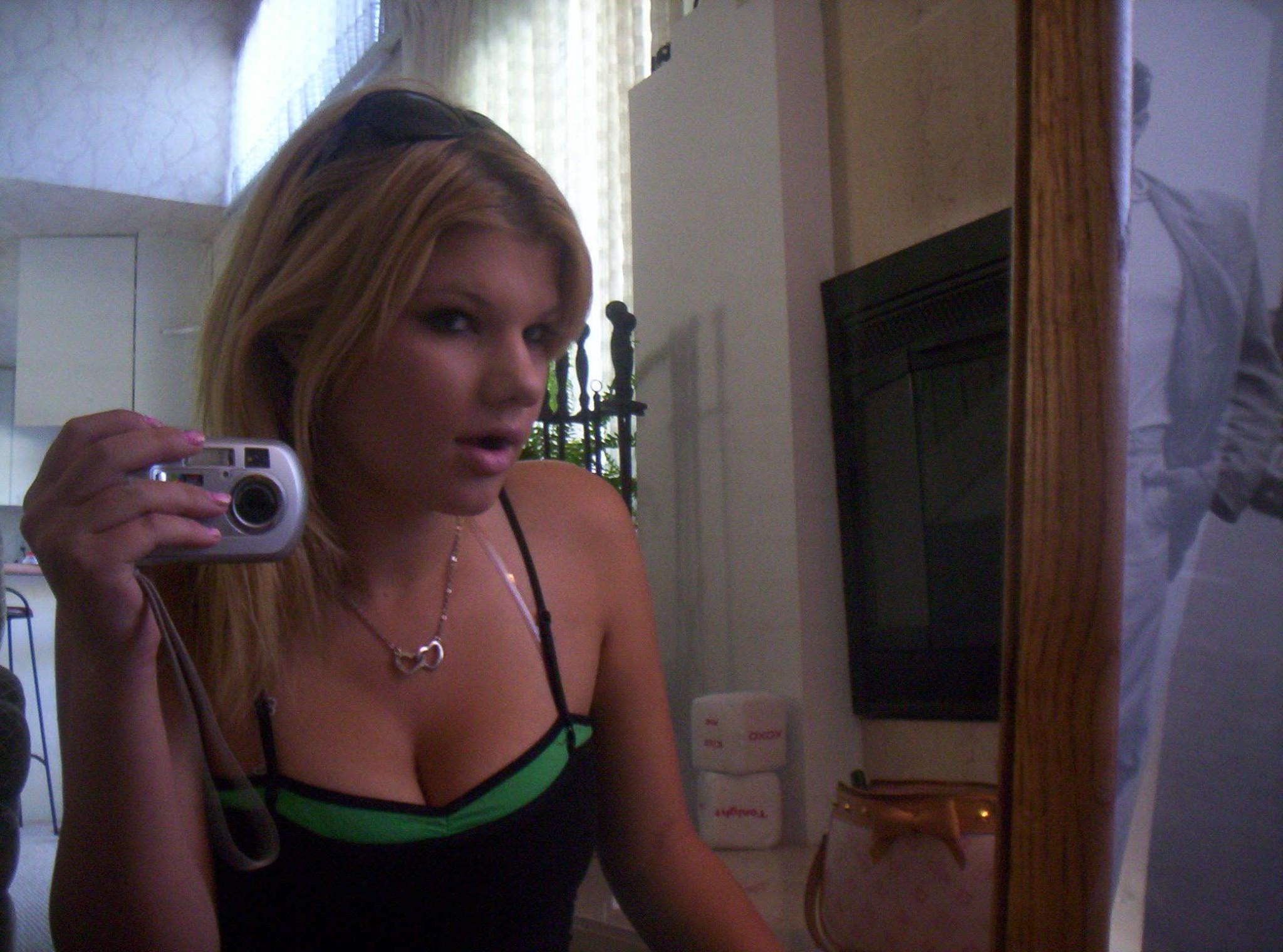 18P Set of self shooting sluts having fun with their camera