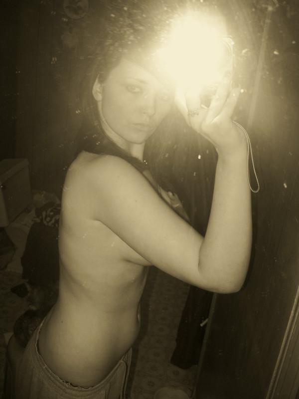 18P Set of self shooting sluts having fun with their camera