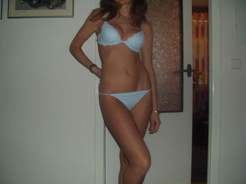 15P Pretty GF shows off her gorgeous naked body