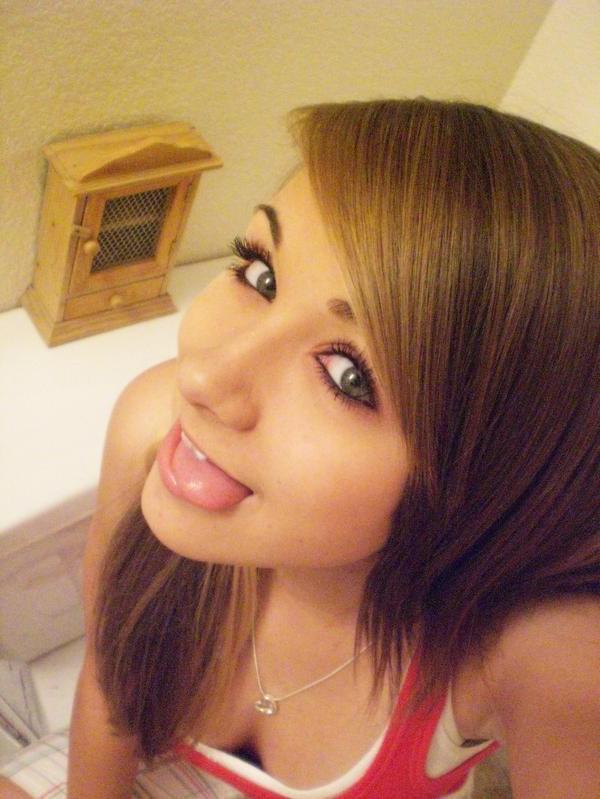 15P Big-boob blonde posing