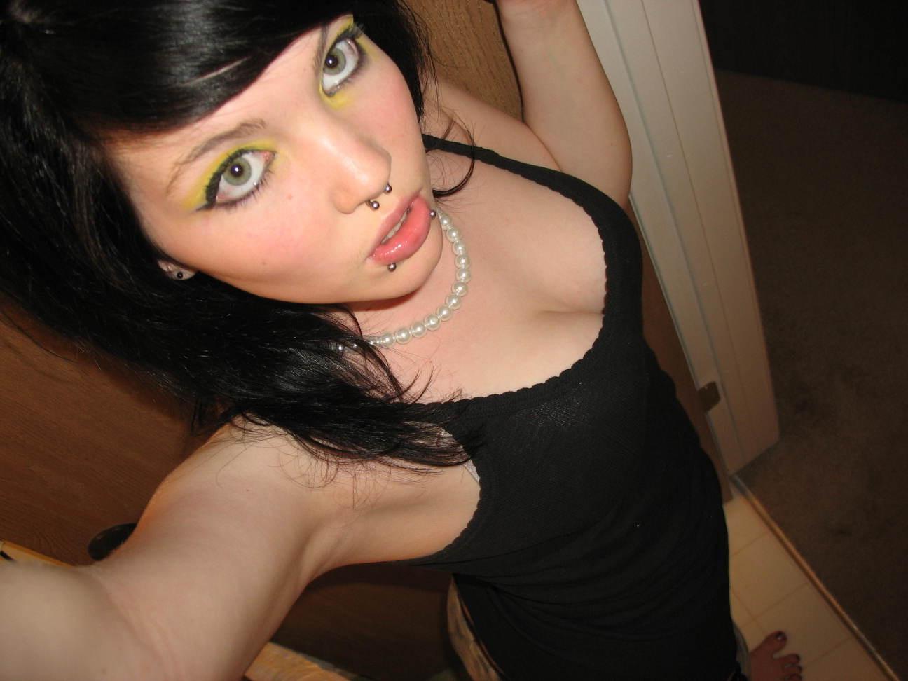 18P Various emo babes sucking and posing