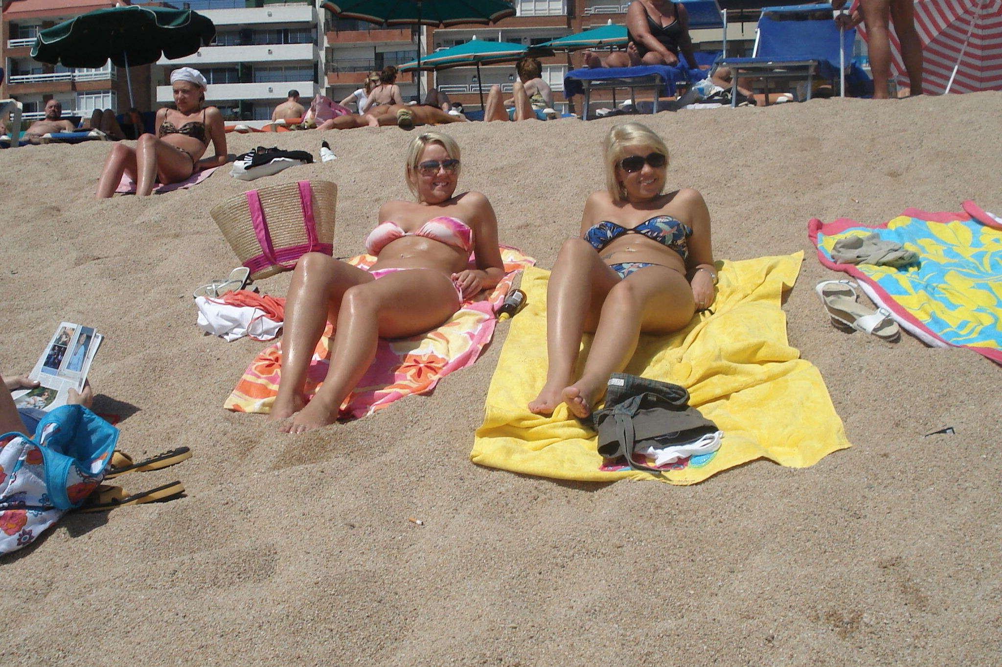 18P Babes in sexy beach shots