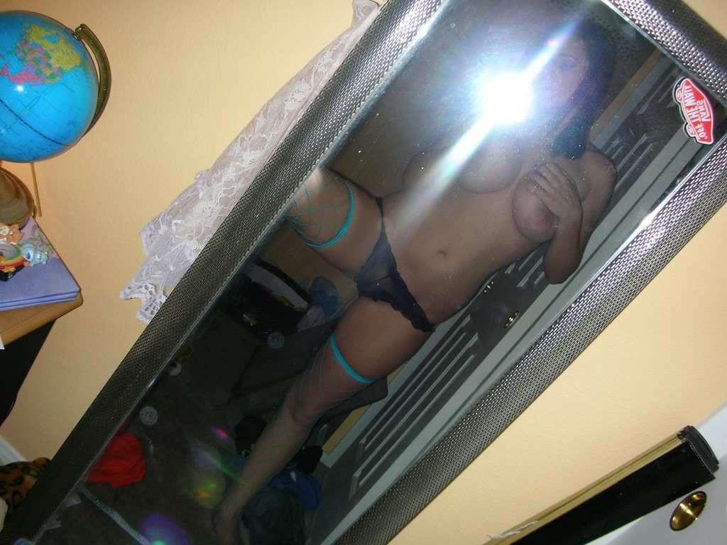 15P Amateur babe posing naked with camera