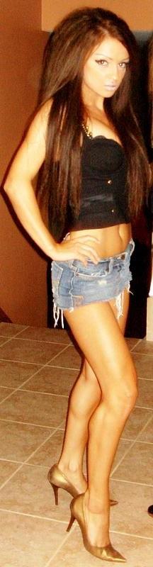 18P Hot photos of sexy brunette amateurs