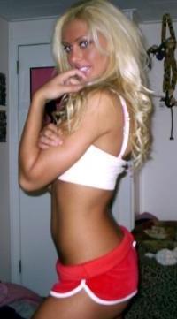 18P Sexy blonde models posing nude