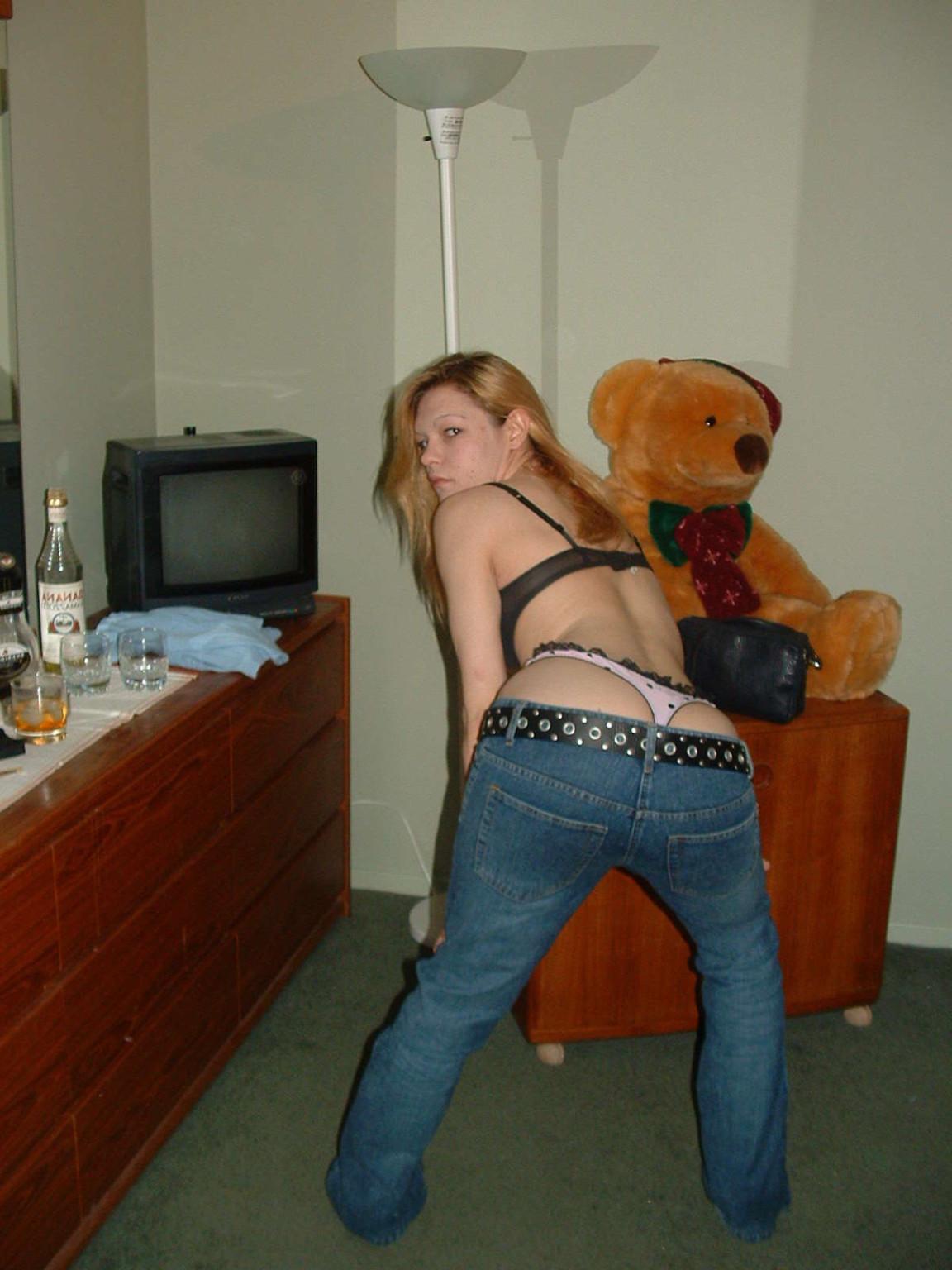 18P Gorgeous amateur babes show off hot whaletails