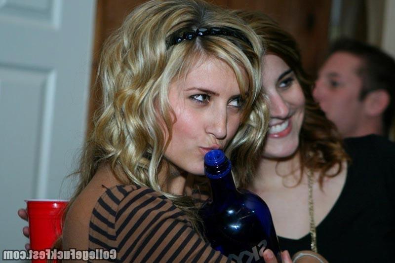16P Drunk college blonde slut fucking in public at party