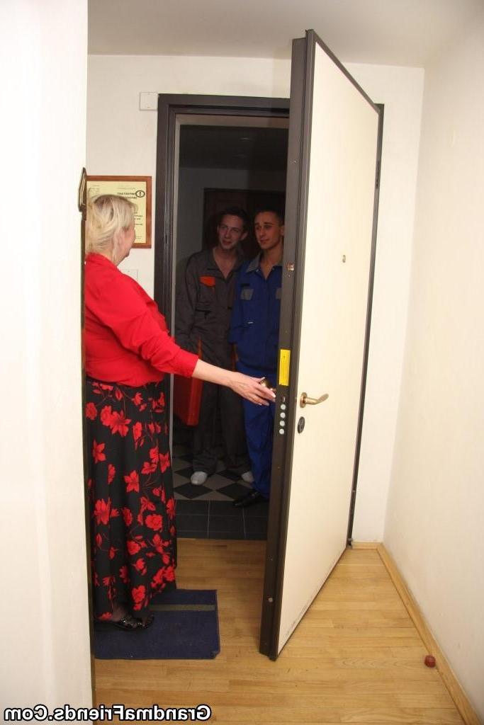 16P Granny is definitely a meat eater and she has two hot dicks fuck