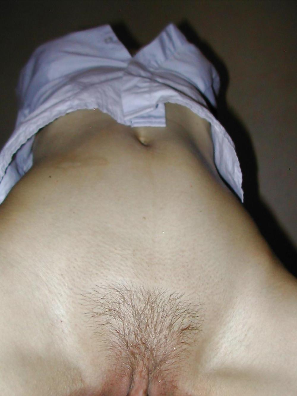 25P MILF STRIPPET UND SPREIZT SICH