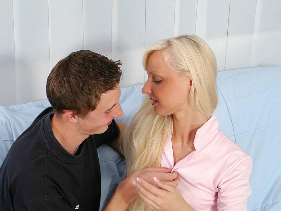 16P Juicy teen gets hard pussy fucked and does blowjob