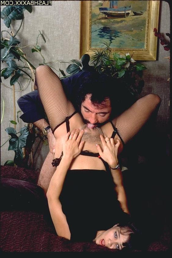 15P Retro babe gets a thick pearl necklace
