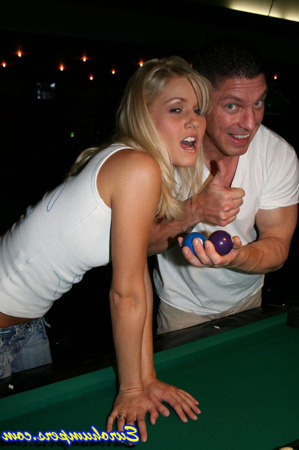 15P Die versaute junge Sarah gibt den Blowjob bis zum Abspritzen