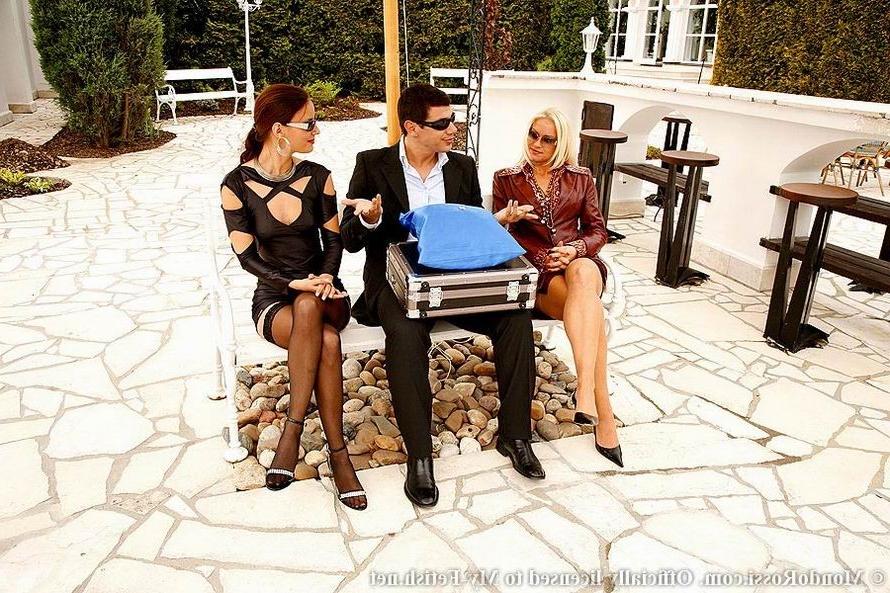 8P Babes seduce door-to-door salesman