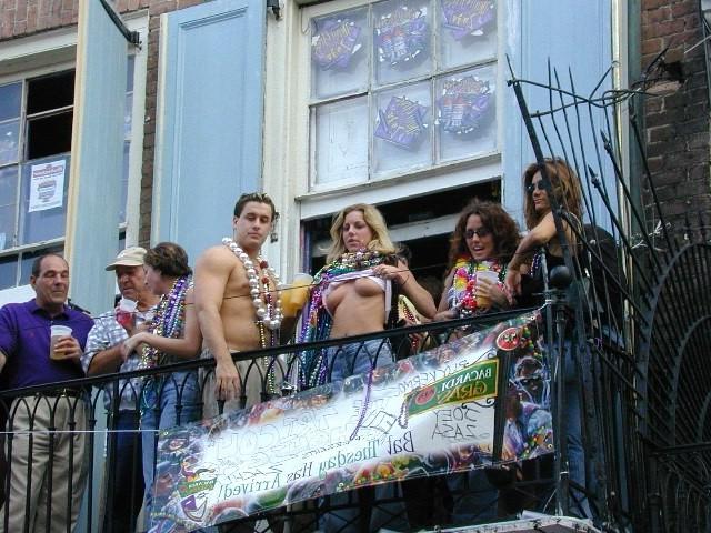10P Hot Drunk College Chicks flashing and going crazy