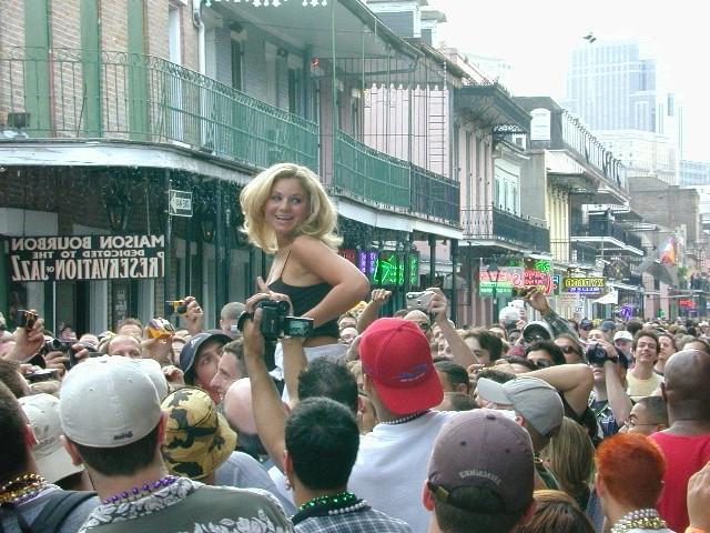 10P Hot Drunk College Chicks flashing and going crazy
