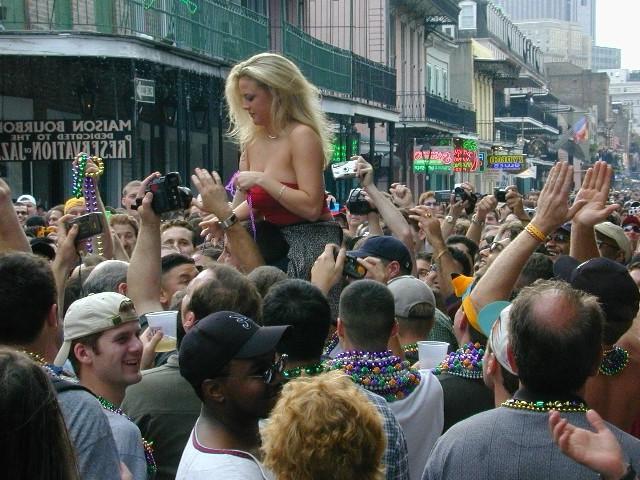 10P Hot Drunk College Chicks flashing and going crazy