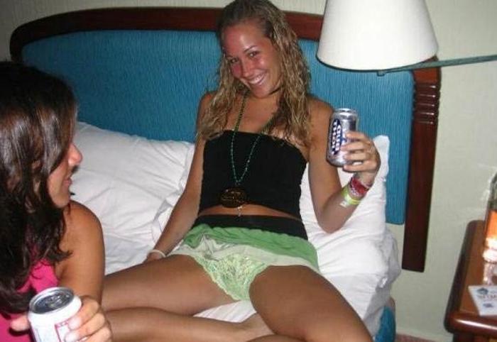 15P Drunk College Girls Flashing Perky Boobs In Public