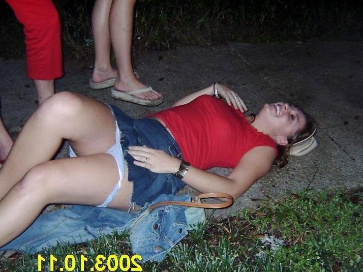 9P Hot College Coeds Flashing Drunk Wasted And Kissing Girls