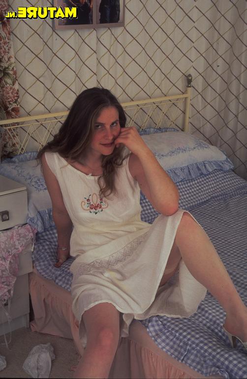 16P This hairy mature slut loves showing you her pussy