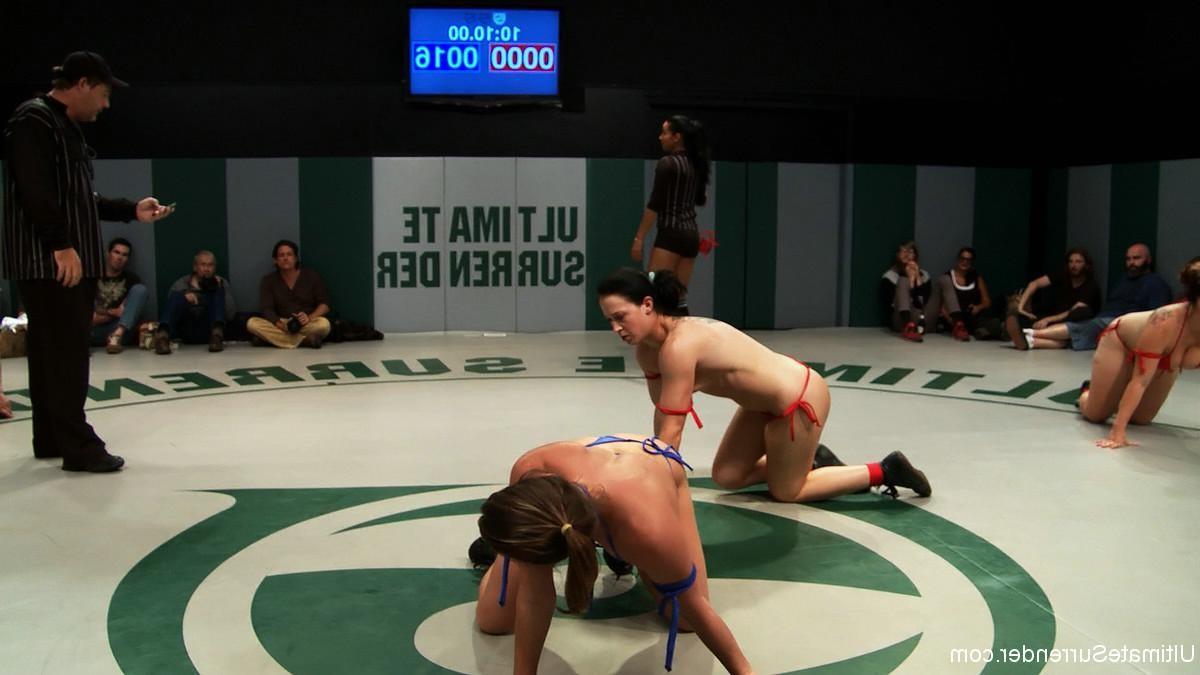 24P Group of lesbian girls in non-scripted lesbian wrestling fight