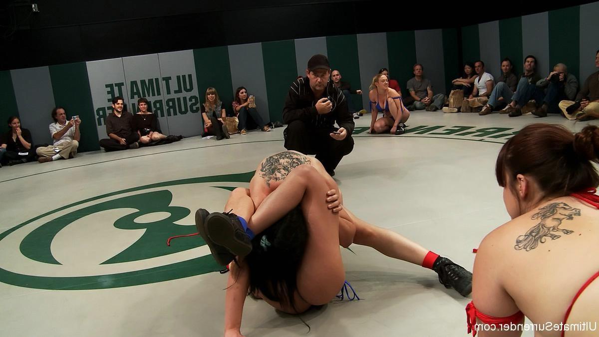 24P Group of lesbian girls in non-scripted lesbian wrestling fight