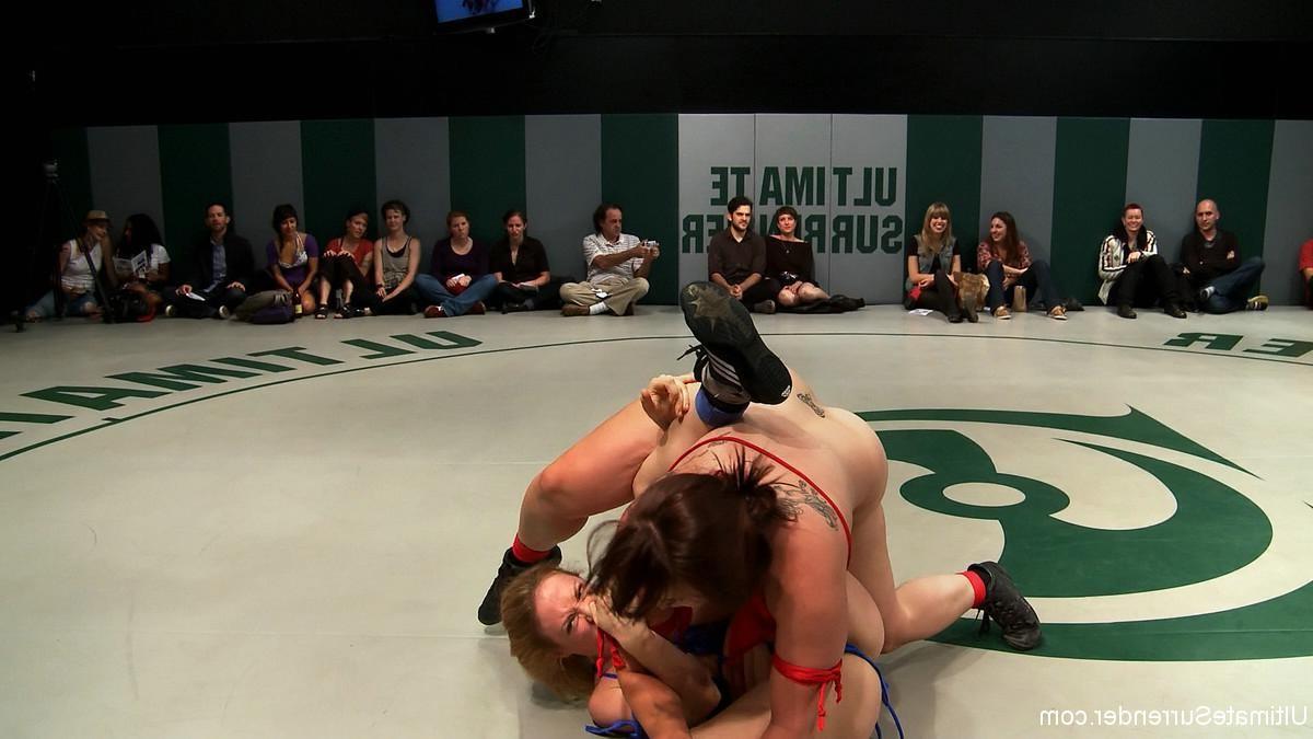 24P Group of lesbian girls in non-scripted lesbian wrestling fight