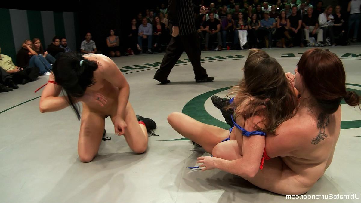 24P Group of lesbian girls in non-scripted lesbian wrestling fight